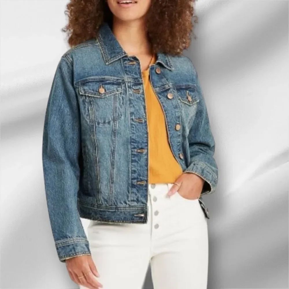 UNIVERSAL THREAD Women’s 90’s Baggy Trucker Jacket in the Size Large